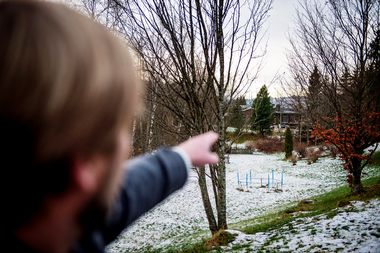 For trangt: Robert Rasmussen i velforeningen mener deler av Fredlydalen er for smal til at det kan anlegges en tursti. Kommunen vil heve dalbunnen, men da kommer stien helt inntil husveggen.
(Foto: OLE MARTIN WOLD)